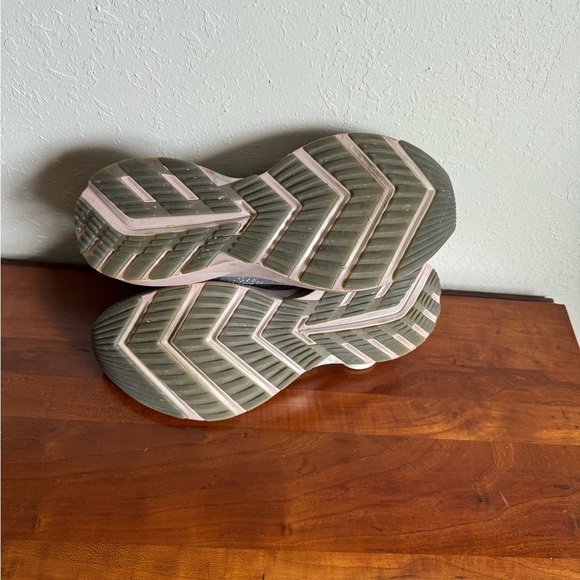 Brooks Gray Pink Levitate 2 Athletic Running Shoe Womens 7.5 Workout Activewear - Picture 8 of 8